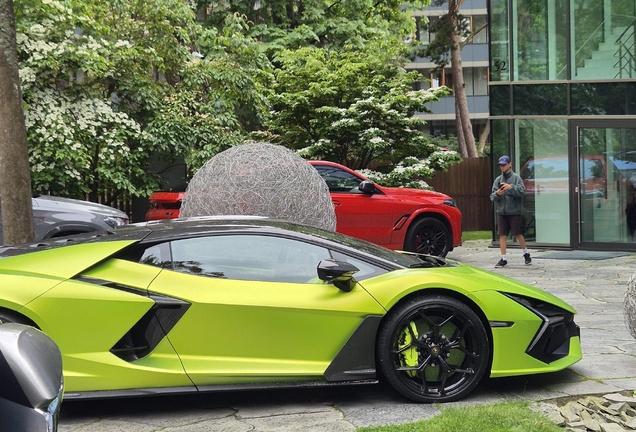 Lamborghini Revuelto