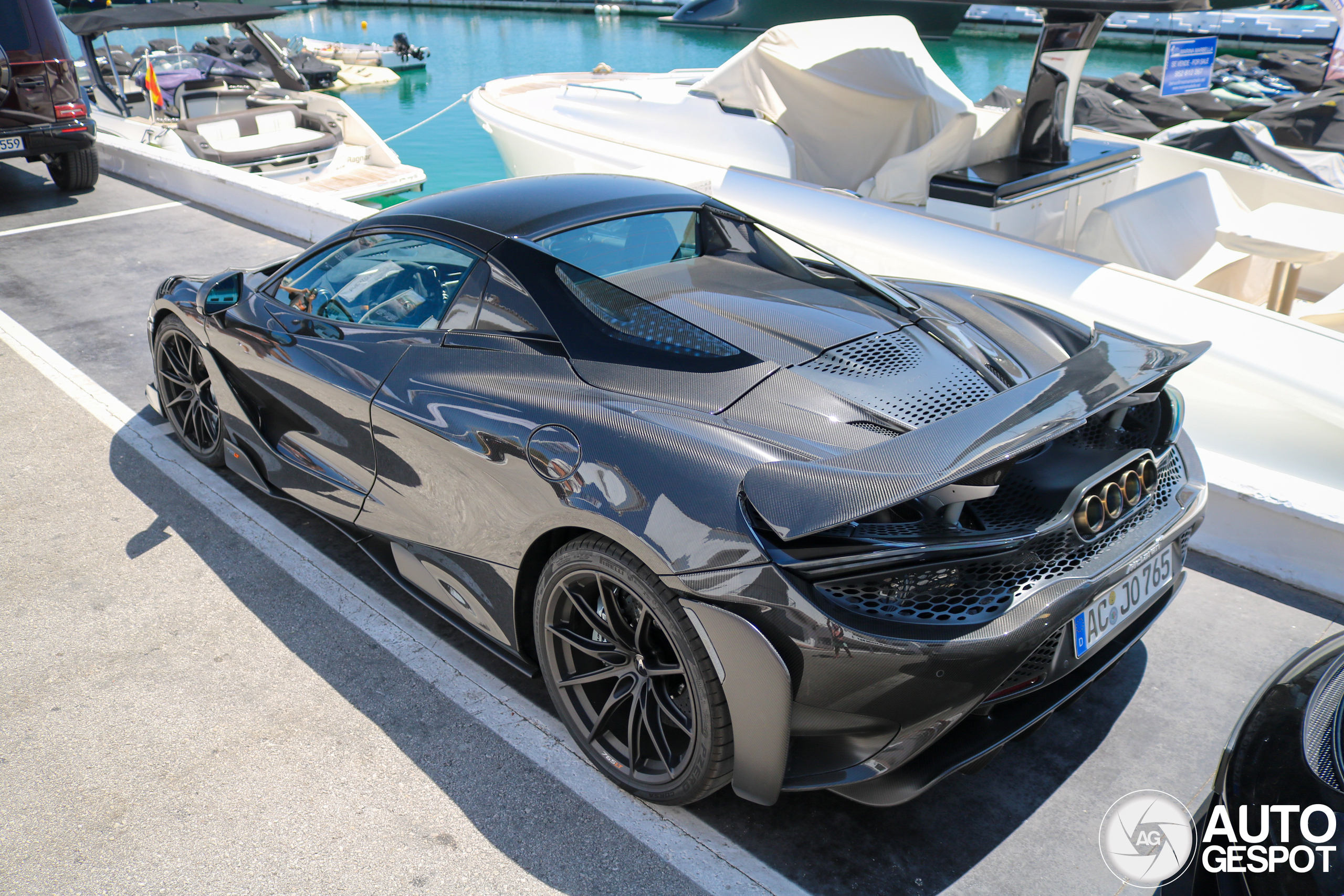 McLaren 765LT Spider's carbon fiber body schittert in Spaans zonnetje