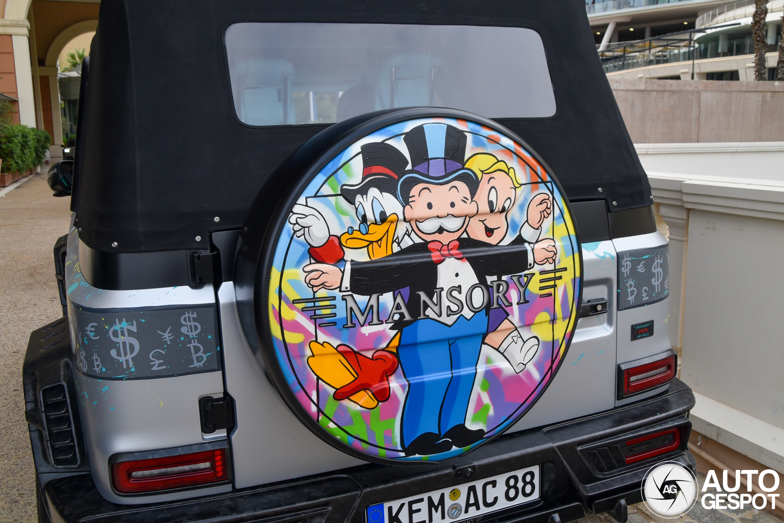 Alec Monopoly tekende op een G-Klasse. Niemand hield hem tegen