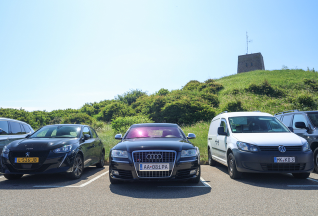 Audi S8 D3