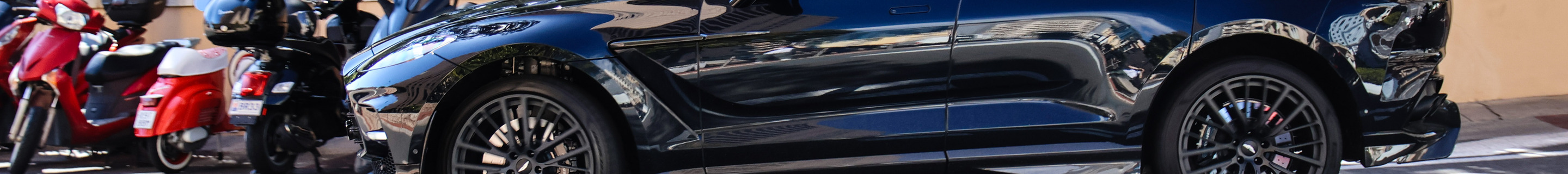 Aston Martin DBX707