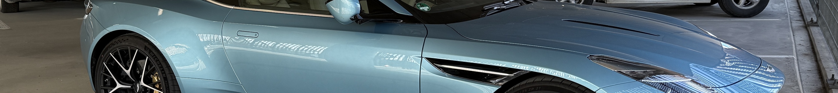 Aston Martin DB12 Volante