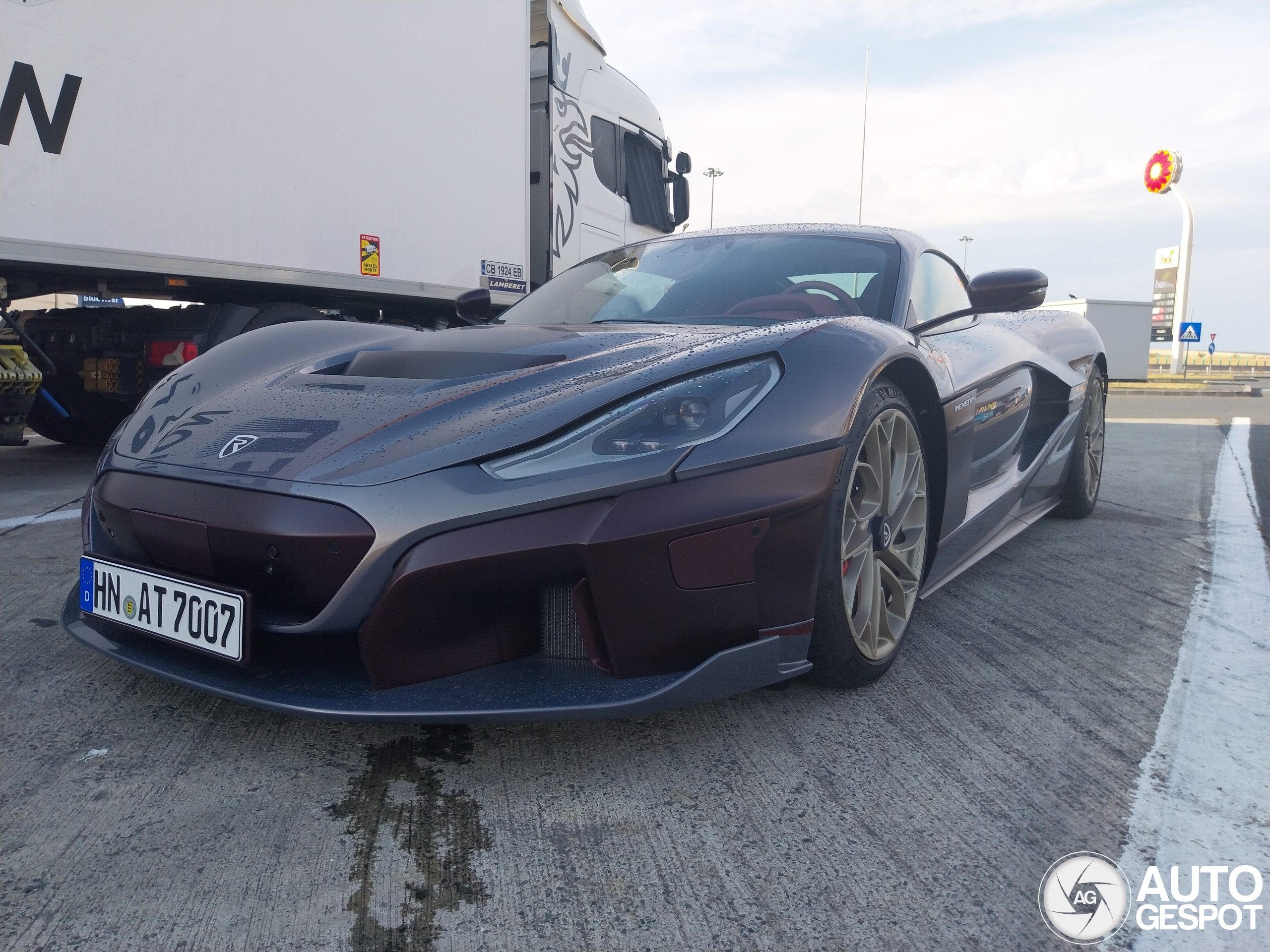 Andrew Tate's Rimac Nevera verstopt zich achter vrachtwagen