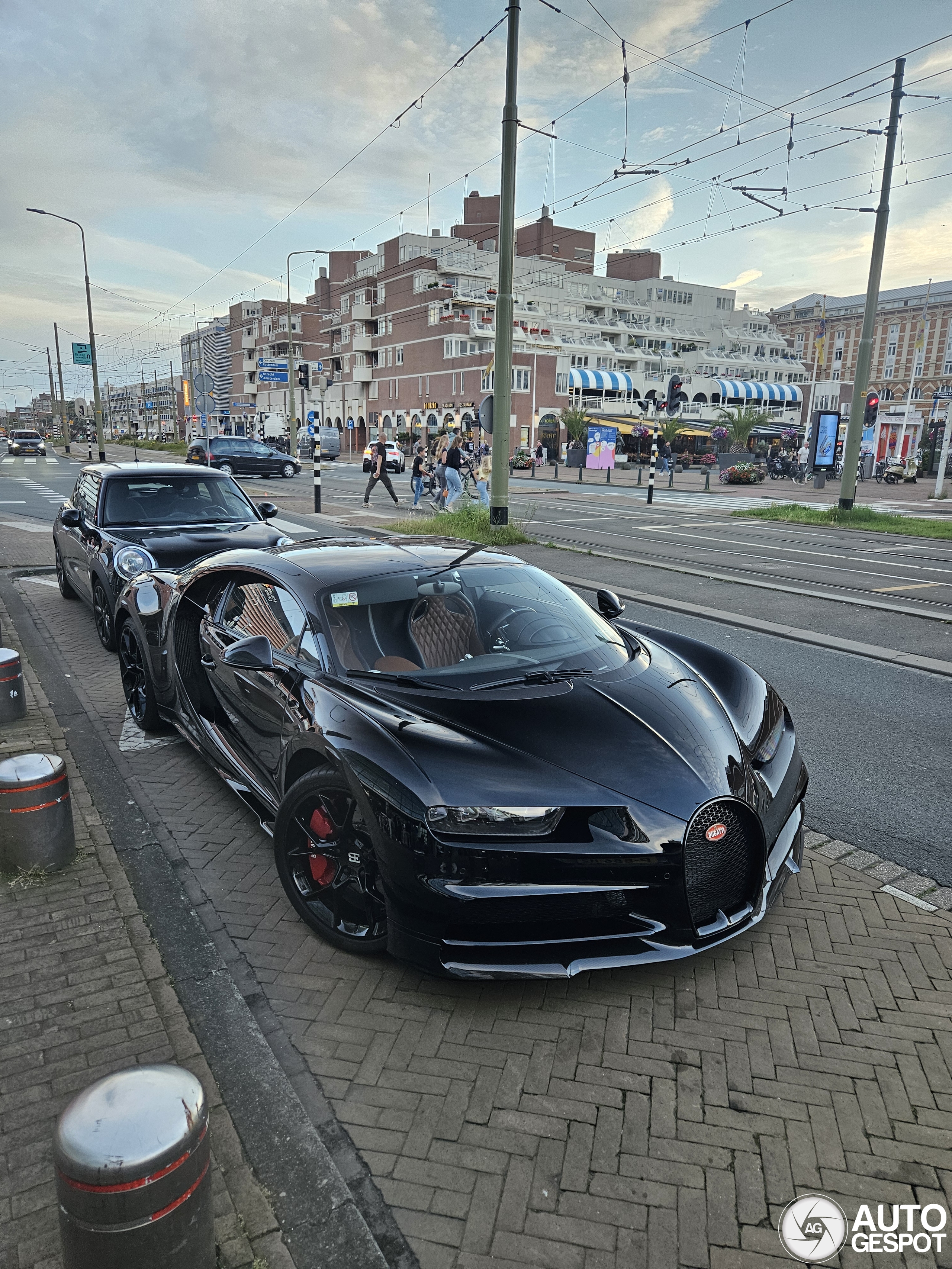 Bugatti Chiron staat gewoon langs de straat in Den Haag
