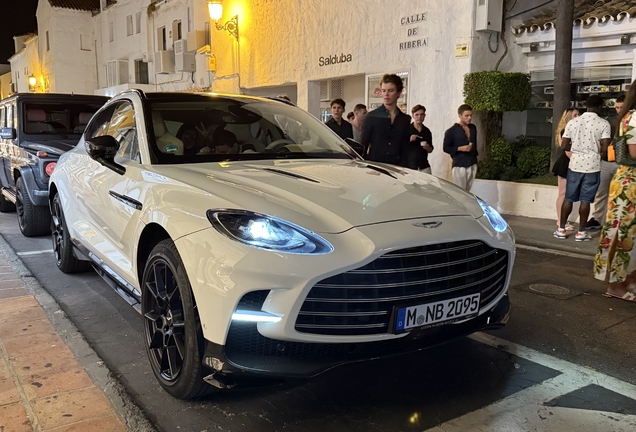 Aston Martin DBX707