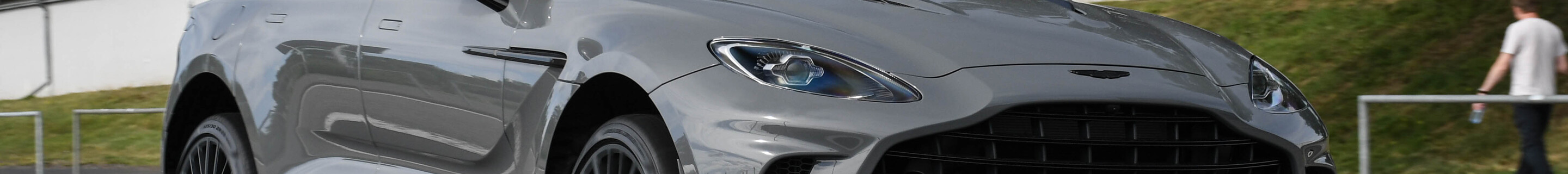 Aston Martin DBX707