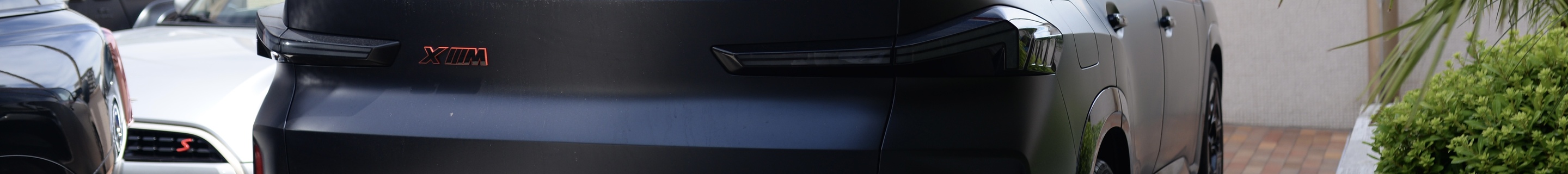 BMW XM G09 Label Red