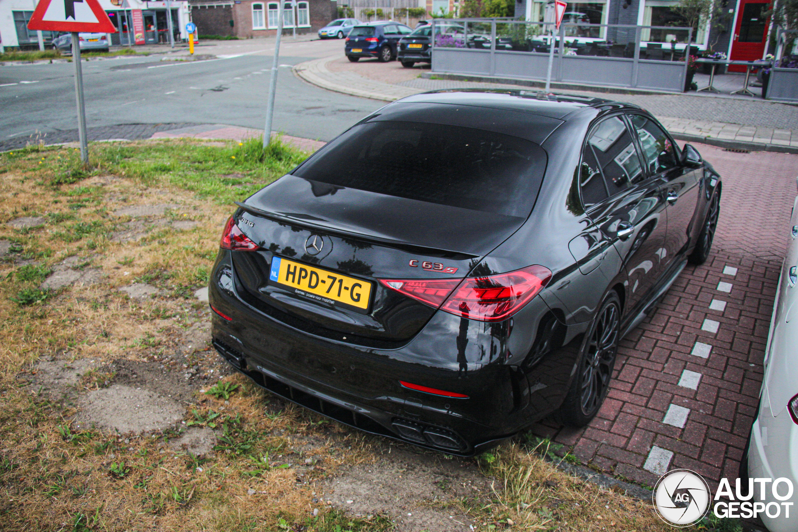 Hier staat één van de zeldzamere AMG's ooit