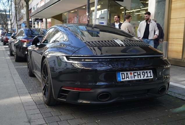 Porsche 992 Carrera 4 GTS