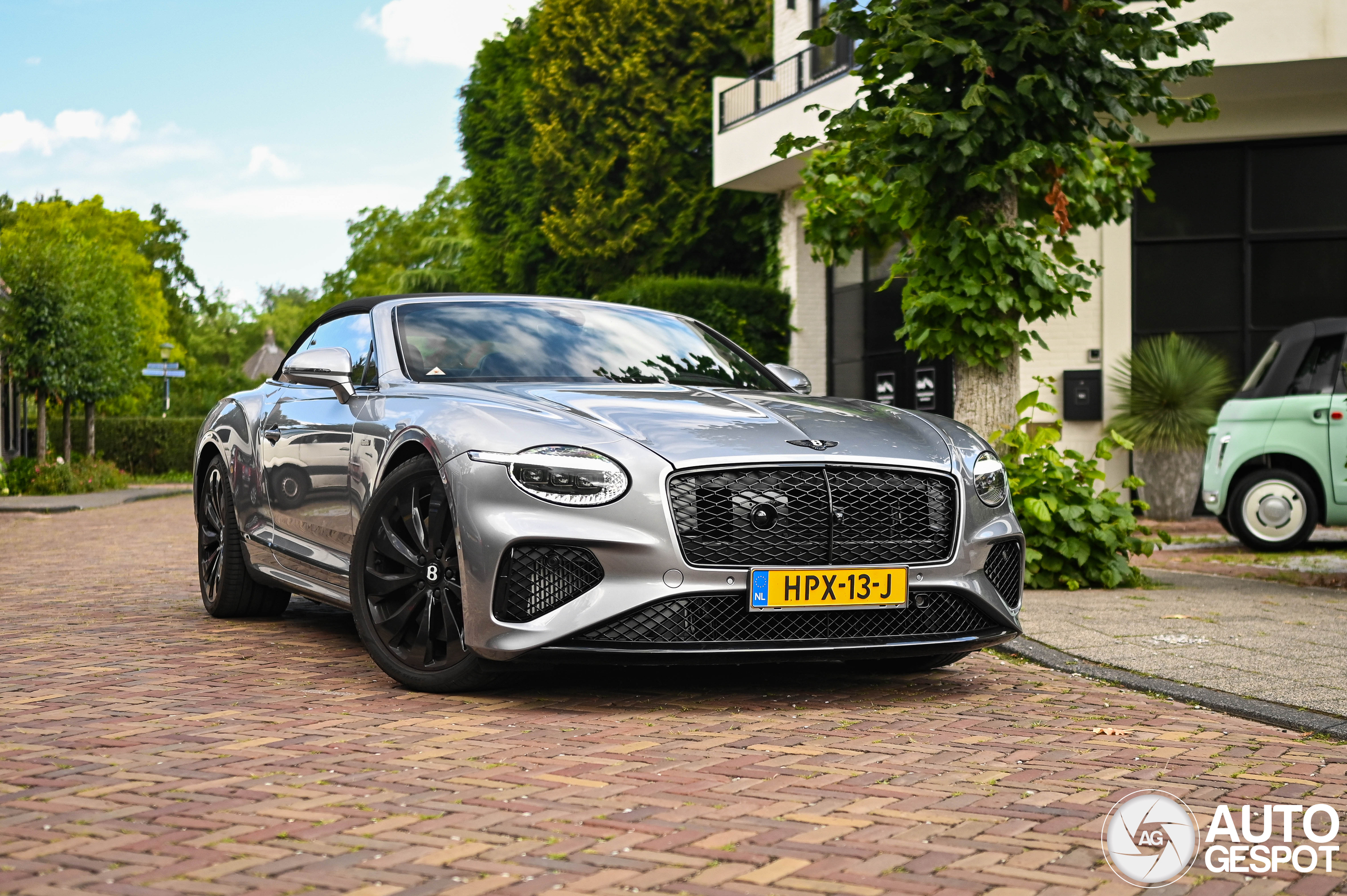 Bentley Continental GTC Black Edition werkt aan de kilometerstand