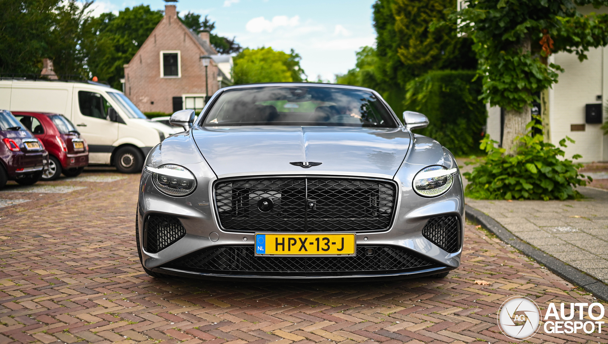 Bentley Continental GTC Black Edition werkt aan de kilometerstand