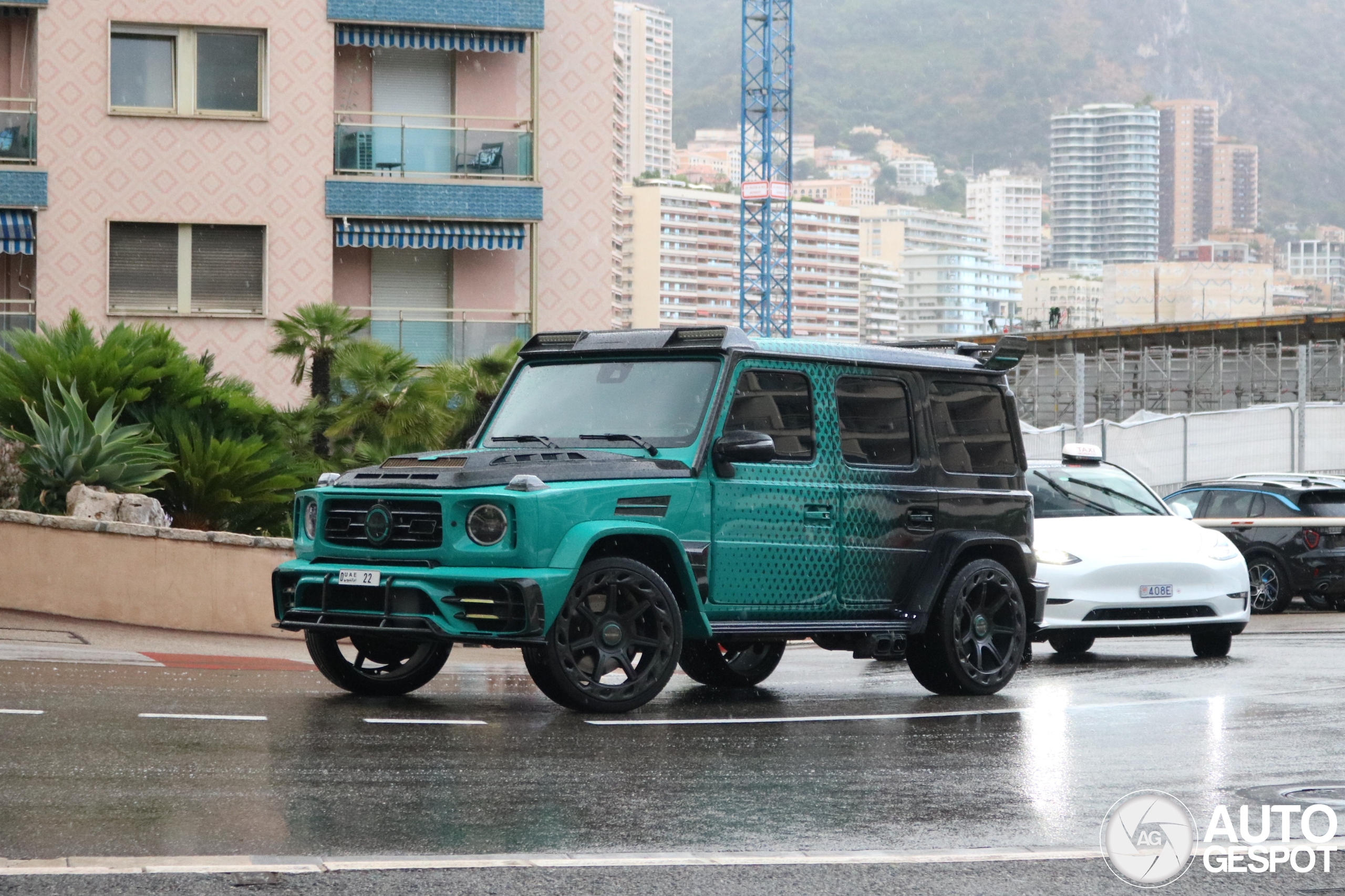 Twee uitgebouwde luxe SUV's (deel 2)