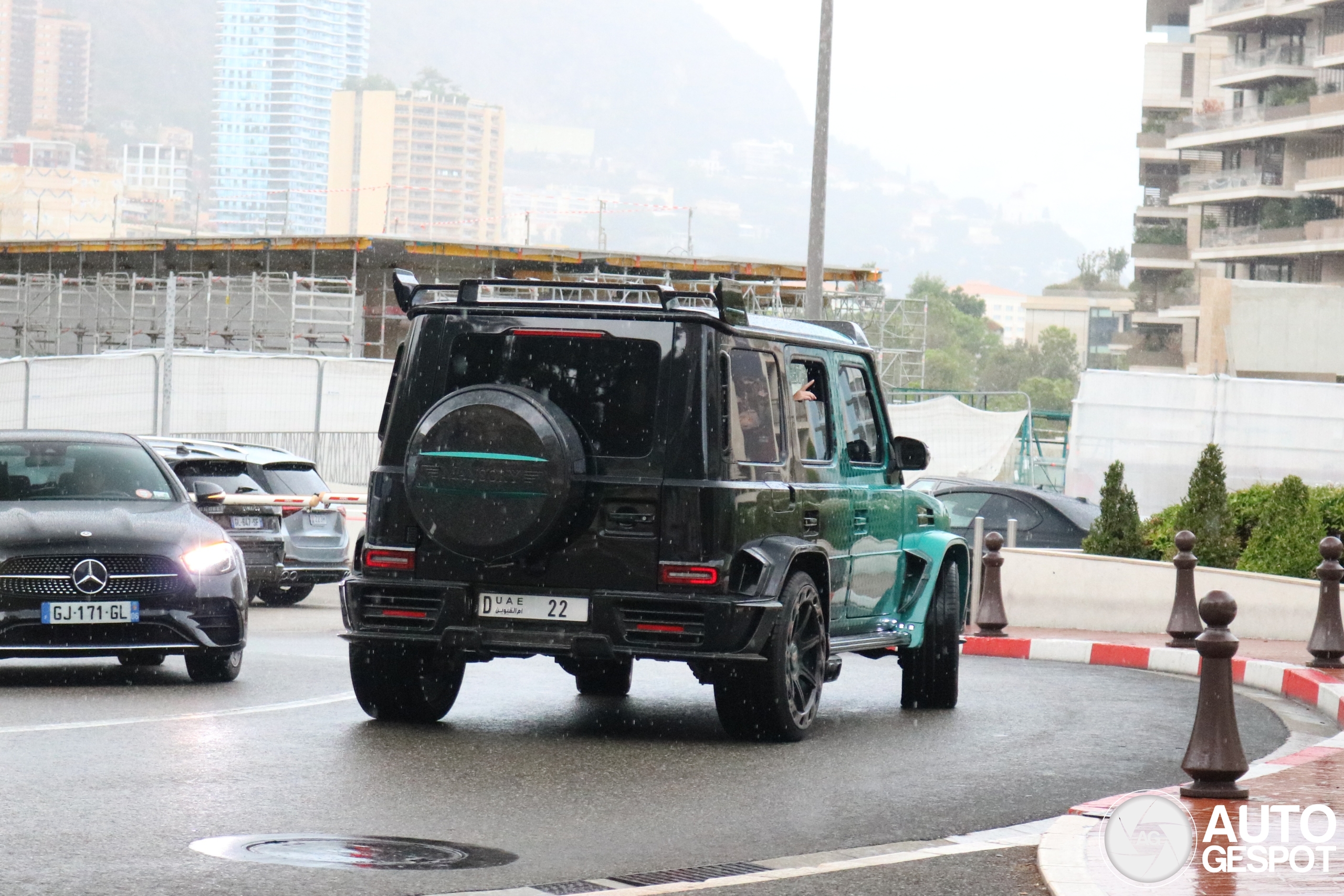 Twee uitgebouwde luxe SUV's (deel 2)