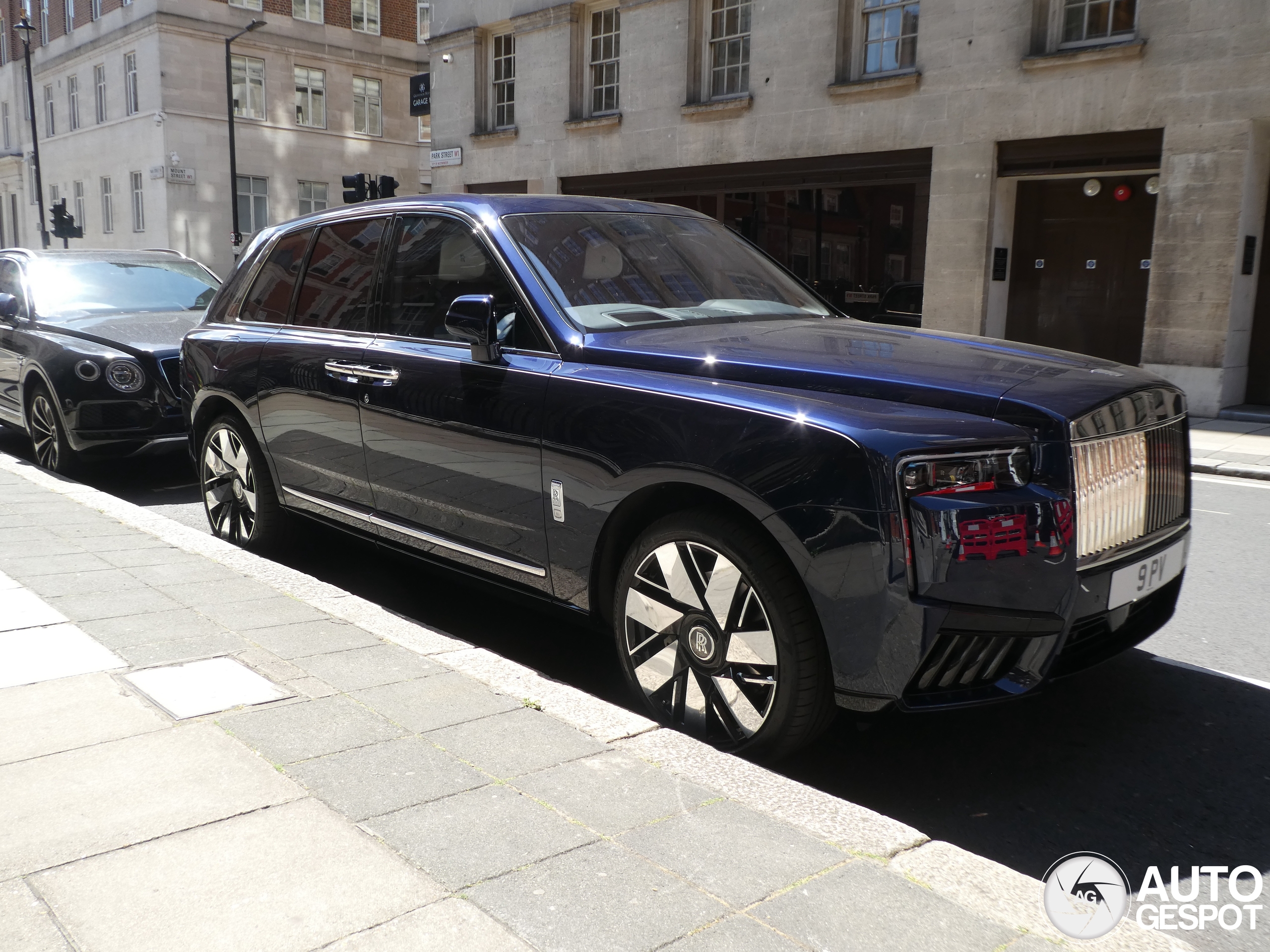Rolls-Royce Cullinan torent boven de Bentayga uit