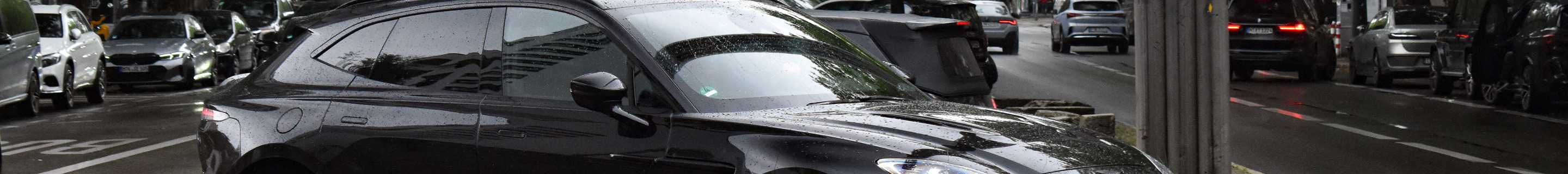 Aston Martin DBX707