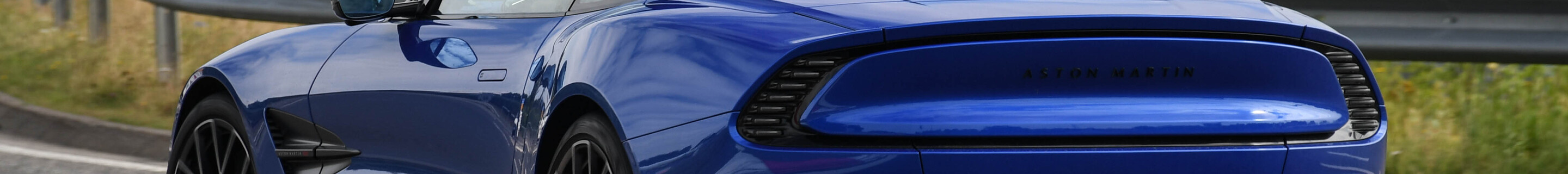 Aston Martin Vanquish Volante 2025