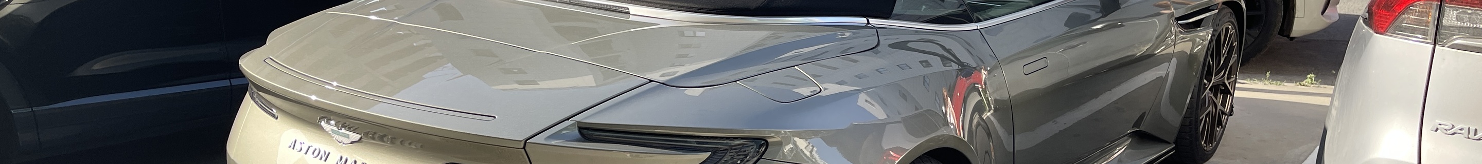 Aston Martin DB12 Volante