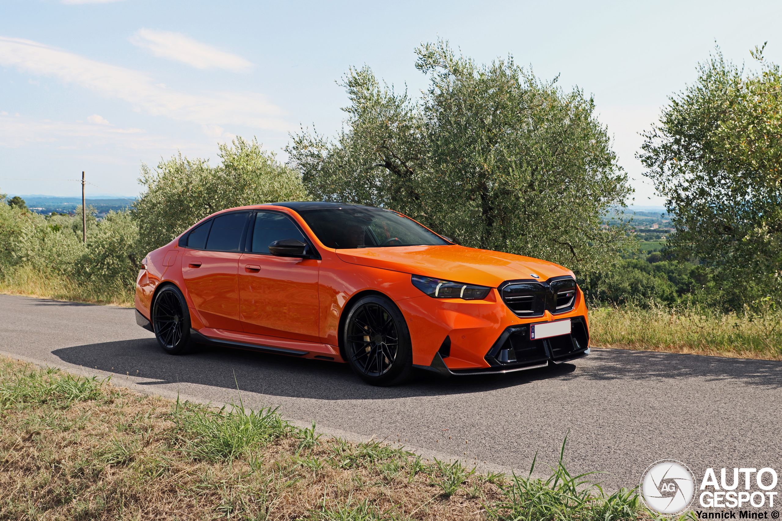 Sedan of Touring? 2x Oranje BMW M5