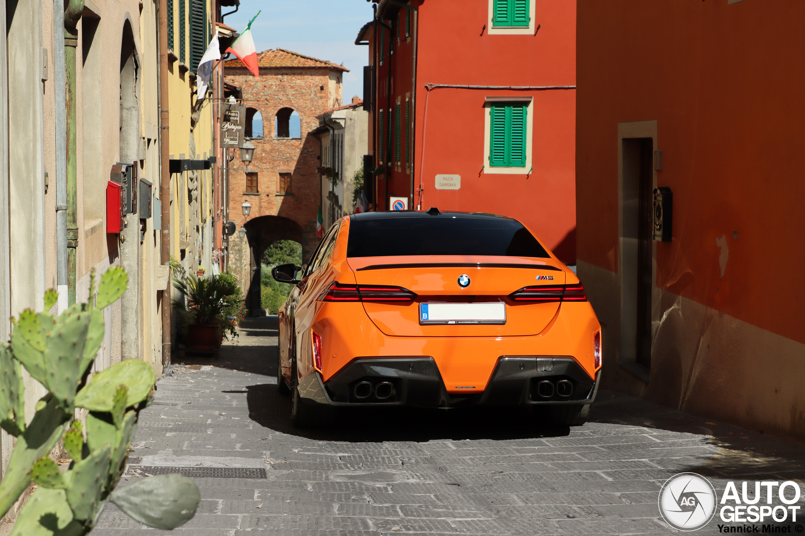 Sedan of Touring? 2x Oranje BMW M5