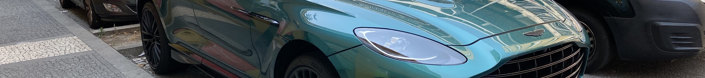 Aston Martin DBX707