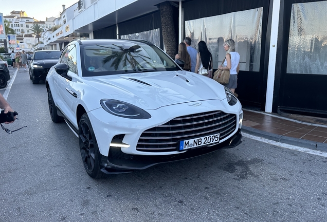 Aston Martin DBX707