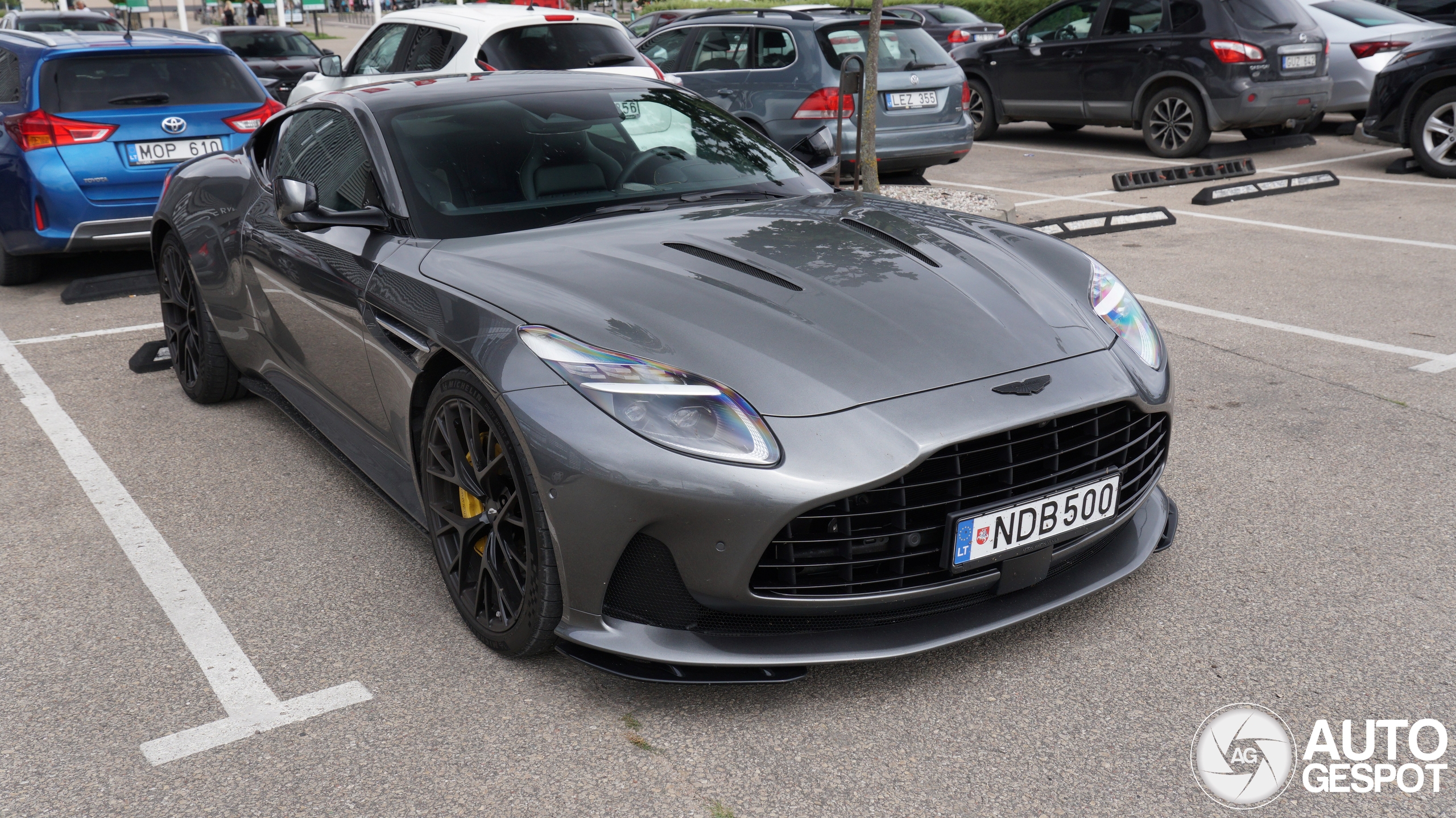 Aston Martin DB12