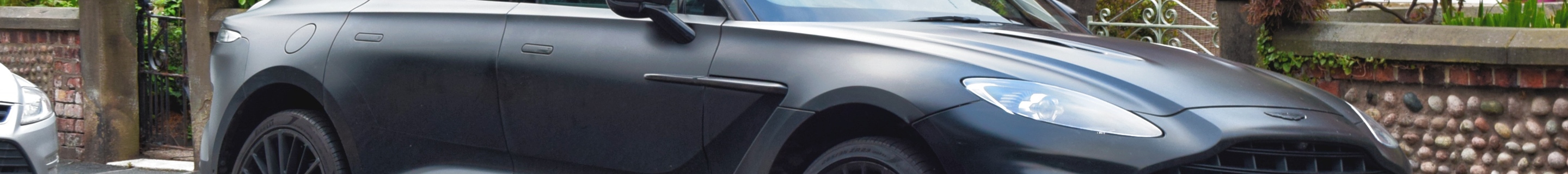 Aston Martin DBX707