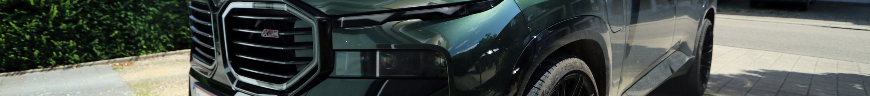 BMW XM G09 Label Red