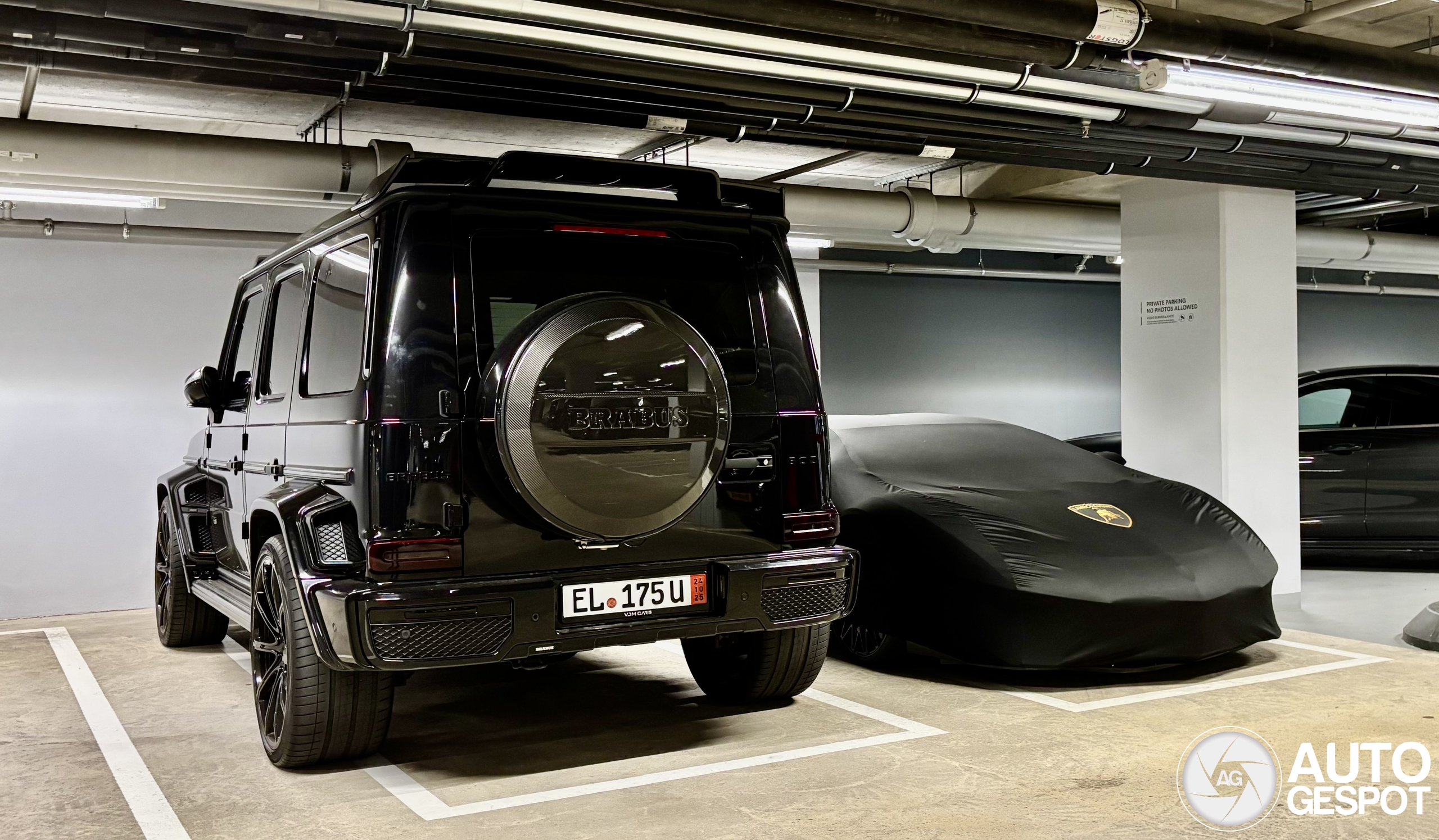 Amsterdamse parkeergarage lijkt wel een autobeurs