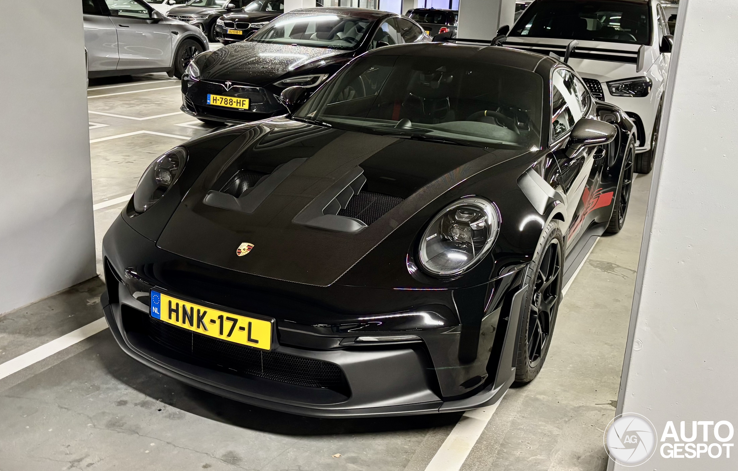 Amsterdamse parkeergarage lijkt wel een autobeurs