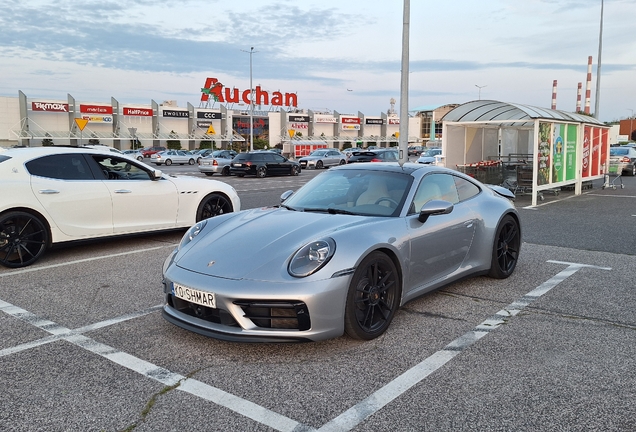 Porsche 992 Carrera 4 GTS