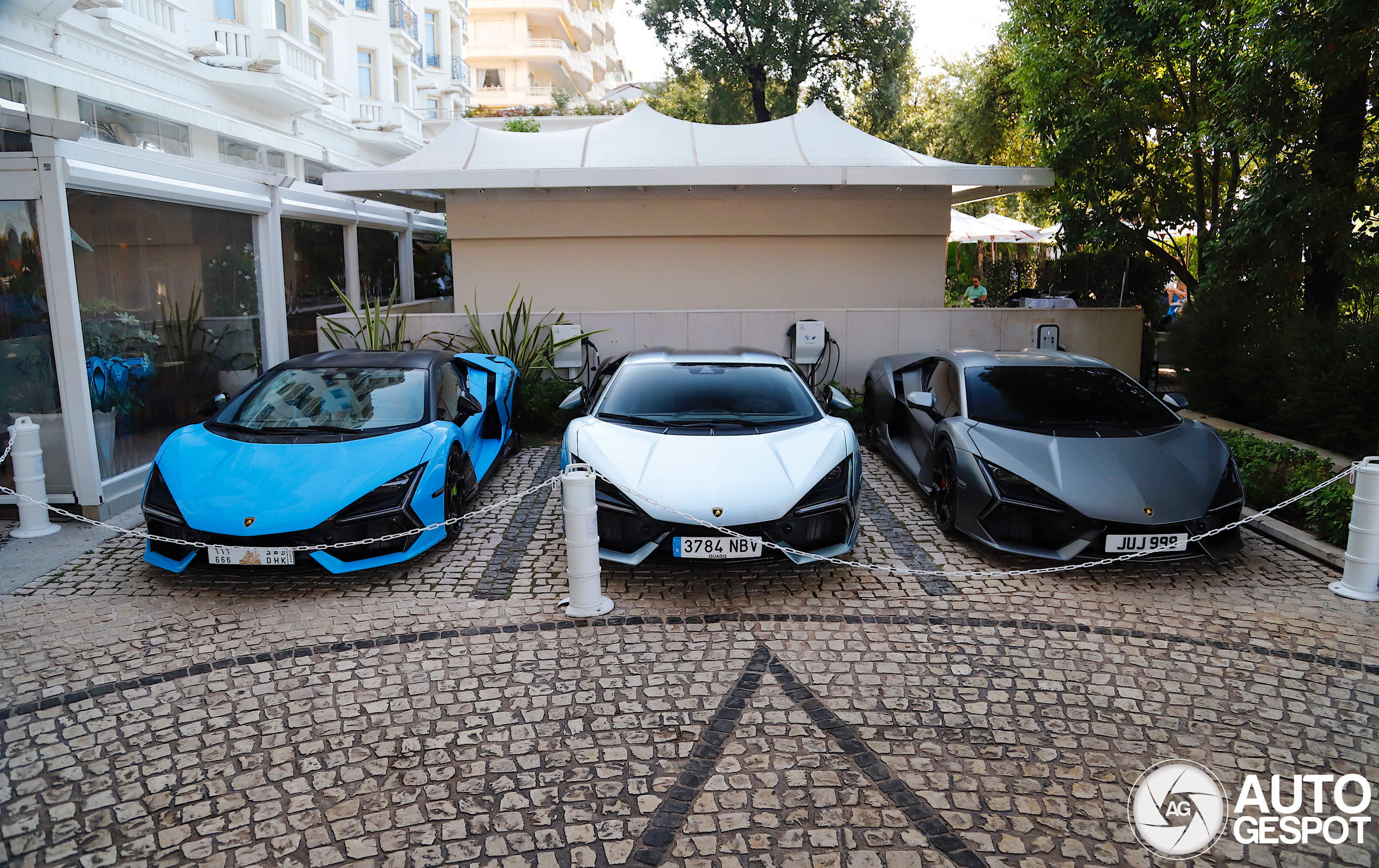 Lamborghini Revuelto's nemen de Côte d'Azur over!