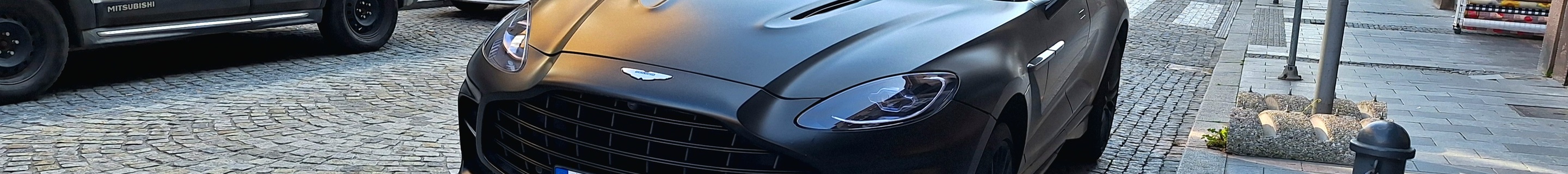 Aston Martin DBX707