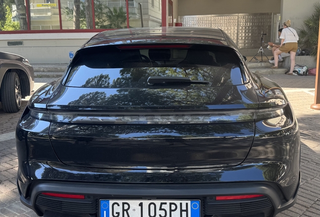 Porsche Taycan Turbo S Cross Turismo