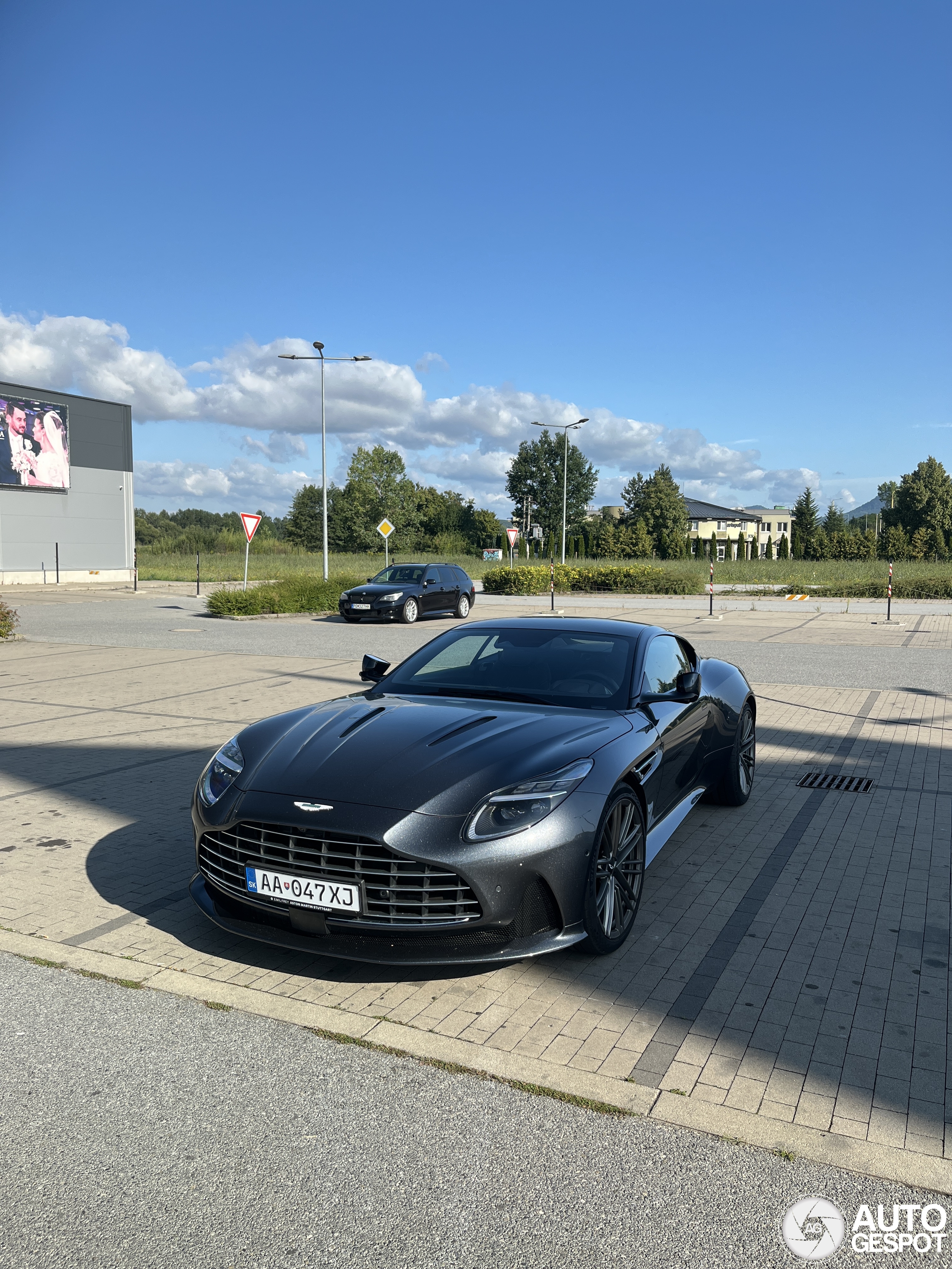 Aston Martin DB12