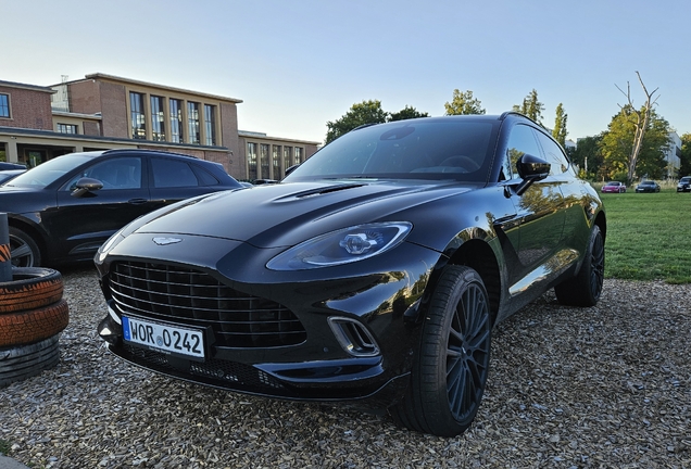 Aston Martin DBX707