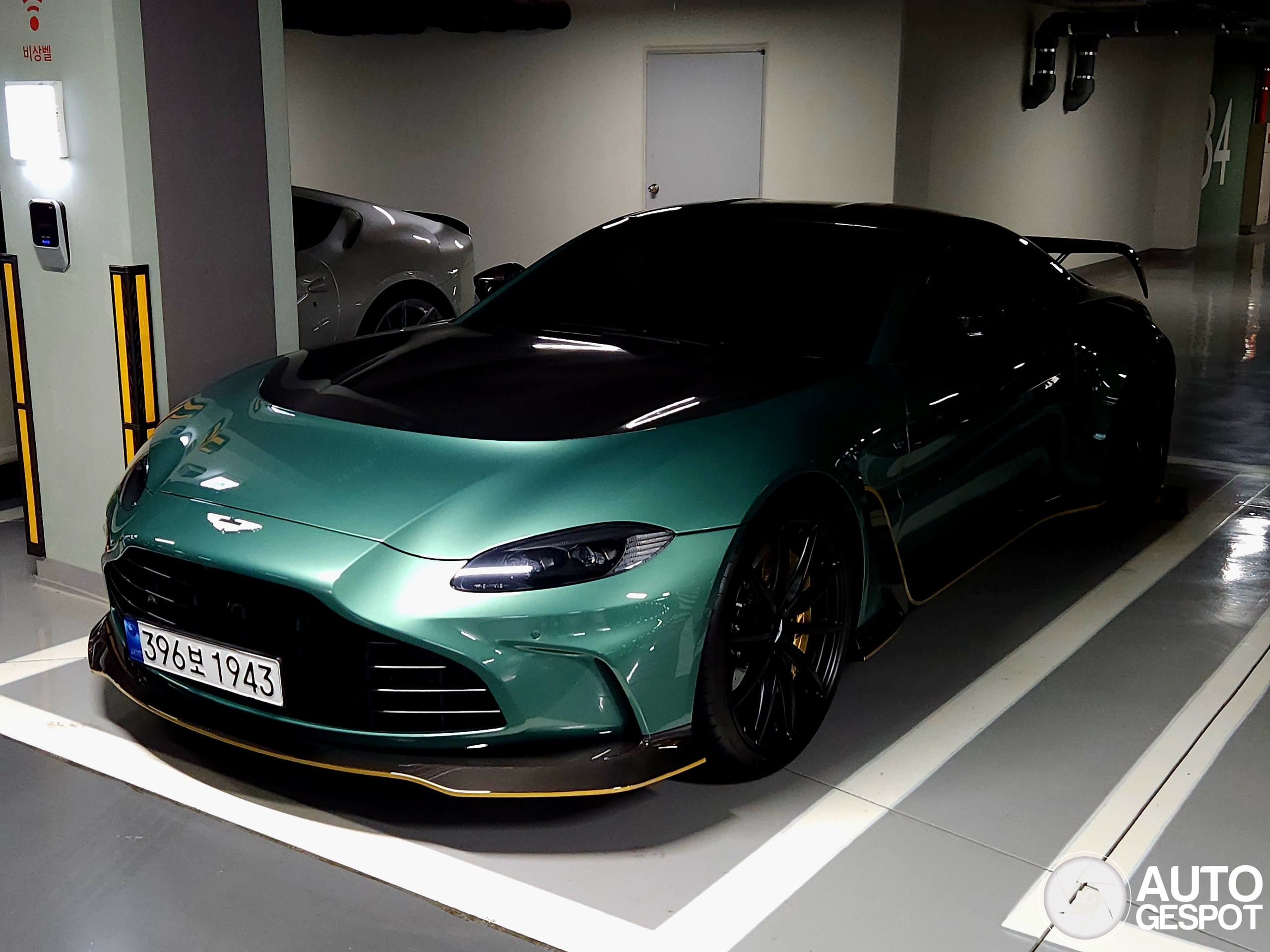 Aston Martin V12 Vantage 2023