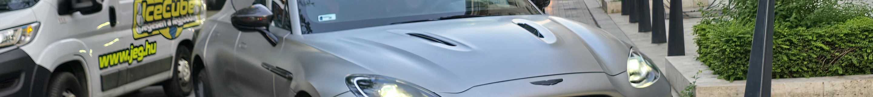 Aston Martin DBX707