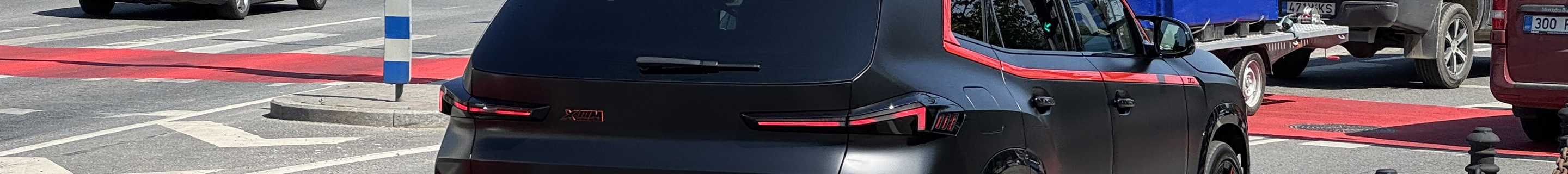 BMW XM G09 Label Red