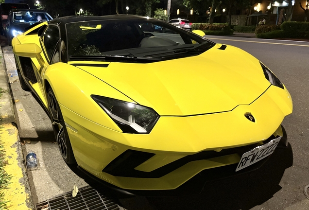 Lamborghini Aventador LP700-4 Roadster
