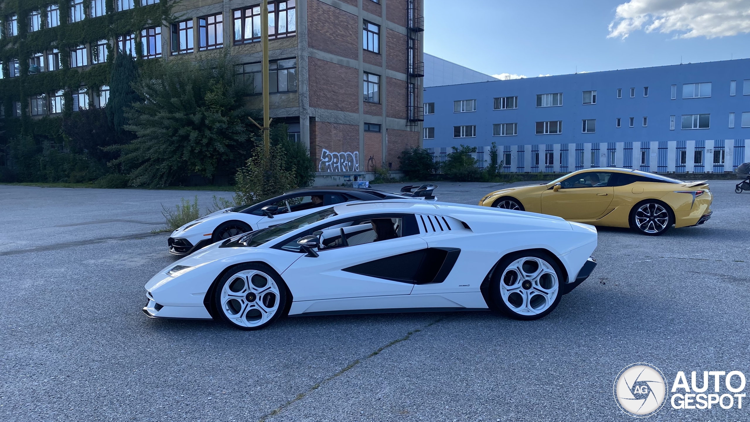 Lamborghini Countach LPI800-4 gespot met zijn atletische broer