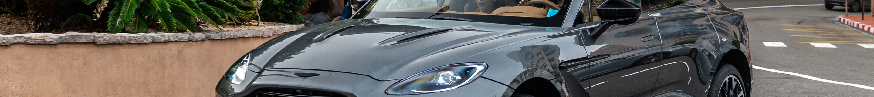 Aston Martin DBX707