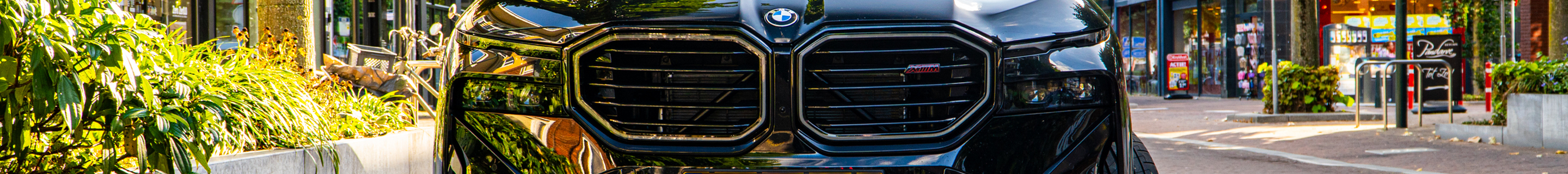 BMW XM G09 Label Red