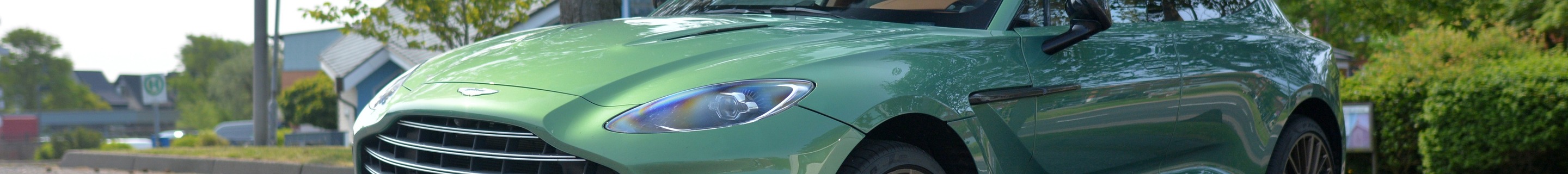 Aston Martin DBX707