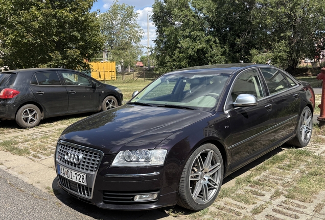 Audi S8 D3