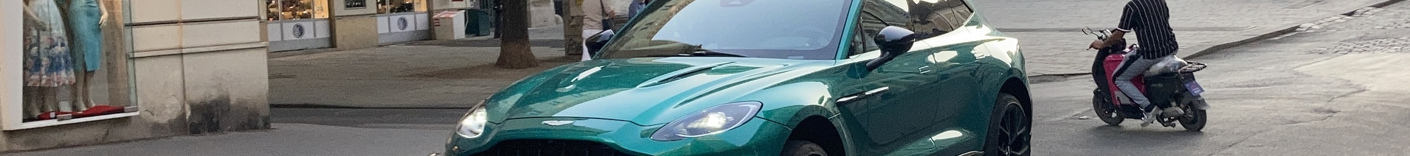 Aston Martin DBX707