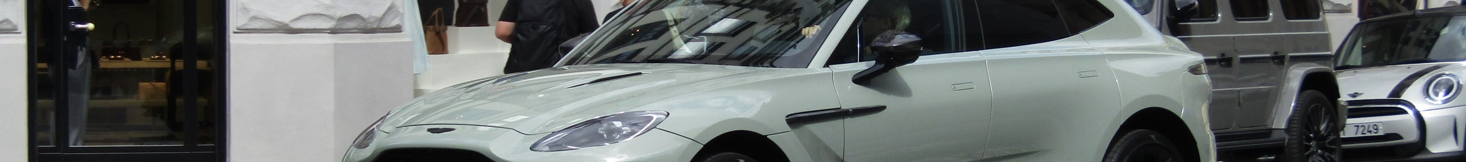 Aston Martin DBX707