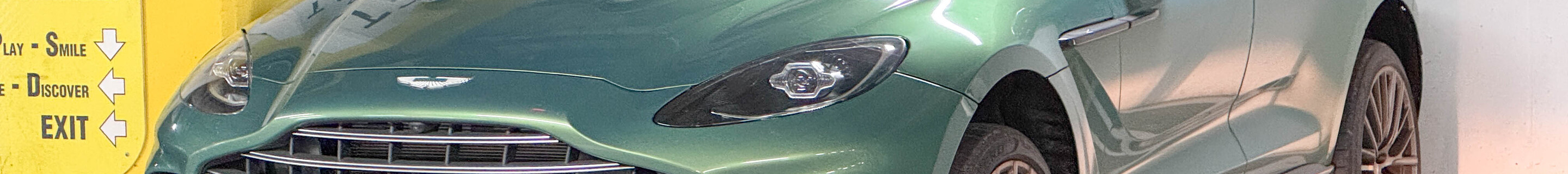 Aston Martin DBX707