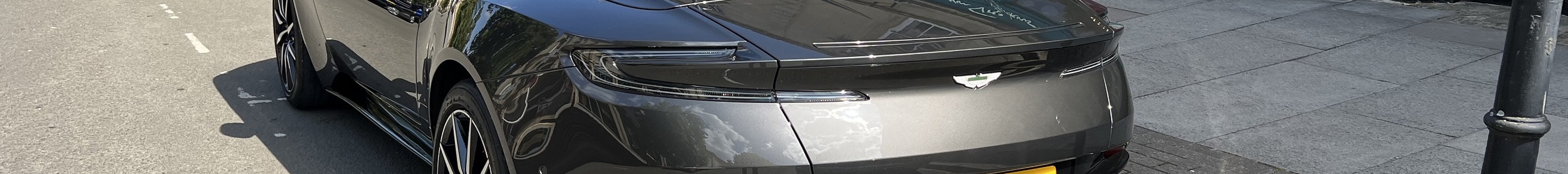 Aston Martin DB11 V8 Volante