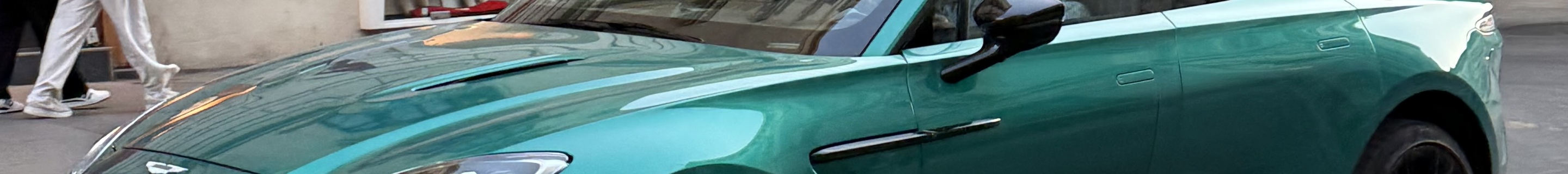 Aston Martin DBX707